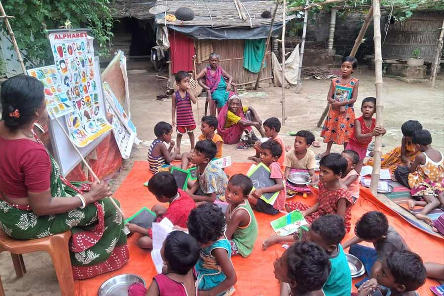 অমরেশের লেখাপড়ার পাঠশালায় নিয়ম করে কচিকাঁচাদের হাতে ধরে পাঠ দেন দিদিমণি সান্ত্বনা সর্দার।