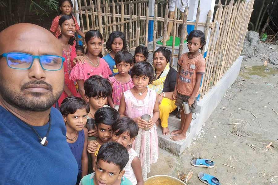 হরিজনপাড়ায় বাচ্চাদের সঙ্গে অমরেশ।