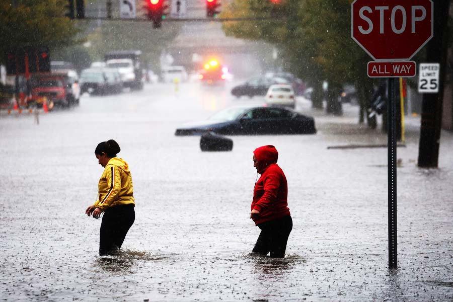 Heavy rain in New York causes waterlogging.