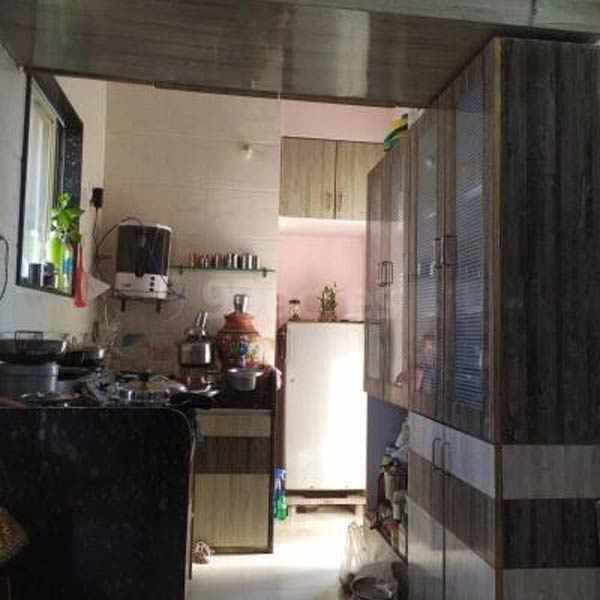 শৌচাগারে ঢোকার মুখেই দাঁড় করিয়ে রাখা রয়েছে ওয়াশিং মেশিন। রান্নাঘর কিংবা শোওয়ার ঘর, কোথাও একটা শিশুর পক্ষেও দু’হাত ছড়ানো সম্ভব নয়।