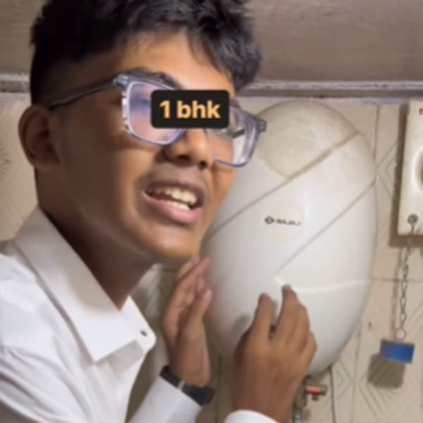 শৌচাগারেও এক জন মানুষ কোনও রকমে ঢুকে দরজাটুকু বন্ধ করতে পারবেন মাত্র। তবে হাত পা ছড়ানোর একটু জায়গা মিলবে।