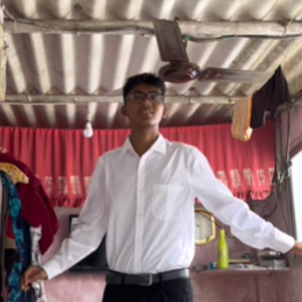 ভিডিয়োয় দেখা যাচ্ছে, ছোট্ট একটা লোহার সিঁড়ি বেয়ে এক জন ছাদে উঠছেন। ছাদ বলতে তুলনায় প্রশস্ত একটা জায়গা। সেখানে রয়েছে অ্যাসবেসটসের আচ্ছাদন।