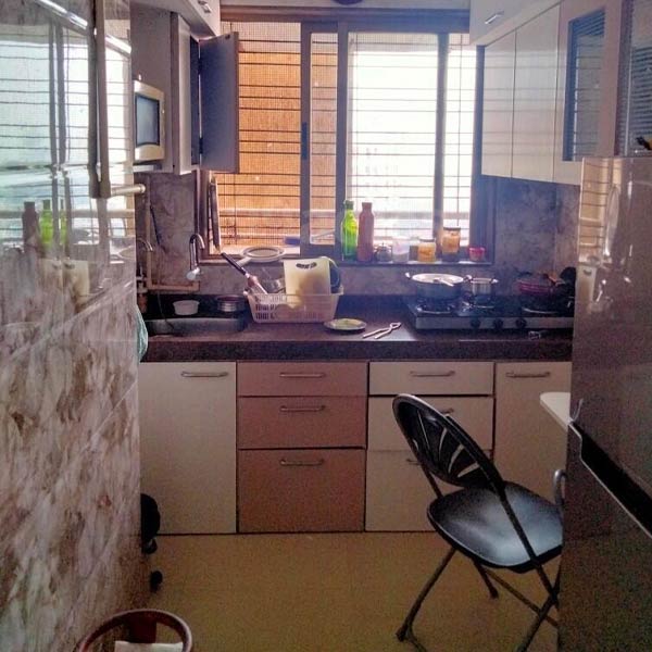 প্রায় জোর করেই এক টুকরো ঘরের পরিবেশ আনার চেষ্টা হয়েছে ছাউনি দেওয়া সেই ছাদেই। স্থানাভাবে যে টিভি সেট নীচে রাখা যায়নি, তা-ই তুলে আনা হয়েছে ছাদে। 