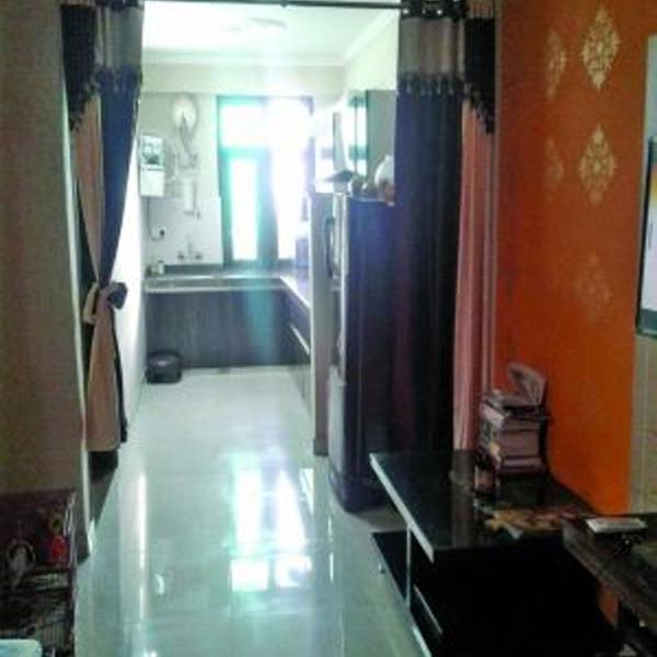 বিষয়টি নিয়ে ঠাট্টা শুরু হয়েছে সমাজমাধ্যমেও। নেটাগরিকেদের এক জন লিখেছেন, “বাবা! এর চেয়ে তো জেলখানাও ভাল।”