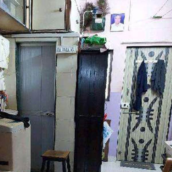 আর এক জন লেখেন, “ভিডিয়োটি দেখেই আমার দমবন্ধ লাগছে।” এক জন আবার মশকরা করে লিখেছেন, “এই যদি কারও ঘরের অবস্থা হয়, তবে আমার ঘর তো রাজপ্রাসাদ!”