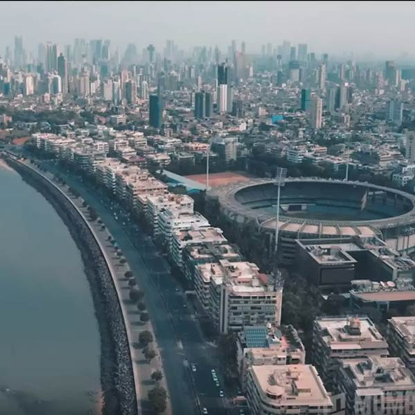 তবে বিষয়টি যে মশকরার নয়, তা-ও মানছেন অনেকেই। বহু মানুষ জীবনে প্রতিষ্ঠিত হতে বাণিজ্যনগরীতে আসেন। কাঙ্ক্ষিত লক্ষ্যে পৌঁছনোর আগে অনেককেই কঠোর পরিশ্রম করতে হয়।