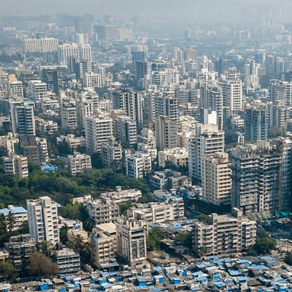 মুম্বইয়ে তাই ফ্ল্যাটের দাম কিংবা ভাড়া, তা অনেকটাই বেশি। কিছু ক্ষেত্রে সাধারণের সাধ্যেরও বাইরে।