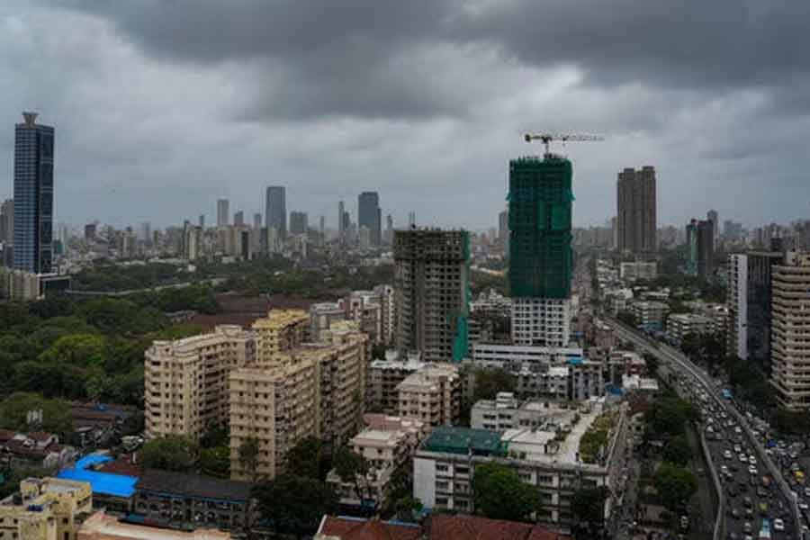 এই পরিস্থিতিতে মাথা গোঁজার ঠাঁই পেতে অপেক্ষাকৃত কম টাকাতেই ফ্ল্যাট বা আবাসন খোঁজেন অনেকে। দক্ষিণ মুম্বইয়ে এই ধরনের এক কামরার ফ্ল্যাটের মূল্যও অবশ্য কম নয়। মাত্র আড়াই কোটি টাকা। থাকবেন নাকি এমন ফ্ল্যাটে?