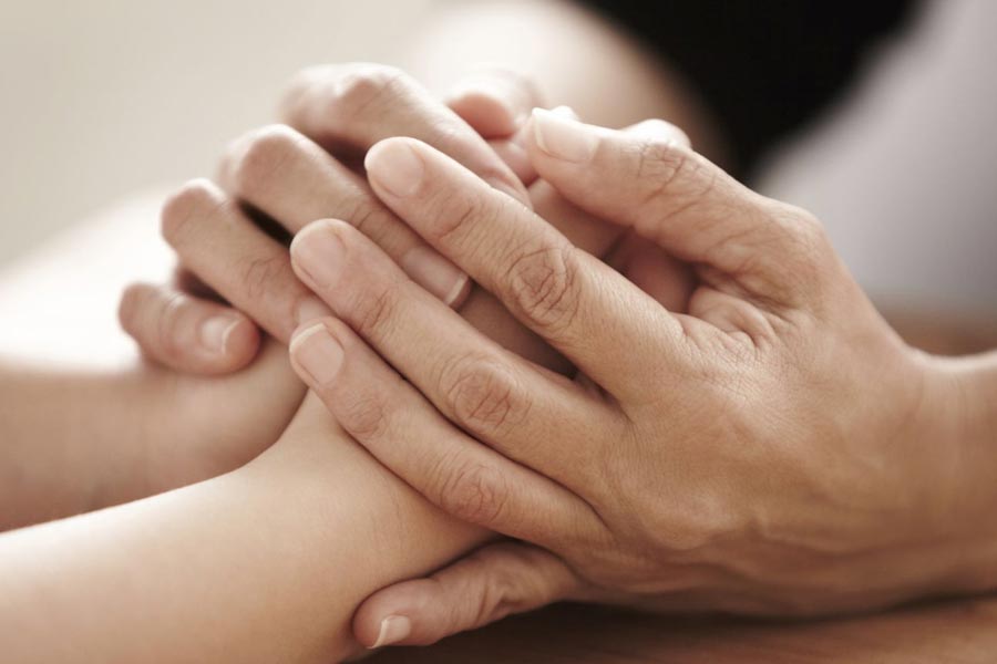 বাবা-মায়ের সঙ্গে ঘুমোচ্ছিল শিশুটি। অভিযোগ ওঠে, রাতে পাঁচ বছরের এক শিশুকন্যাকে ঘুমন্ত অবস্থায় তুলে নিয়ে গিয়ে হত্যা করা হয়েছে।