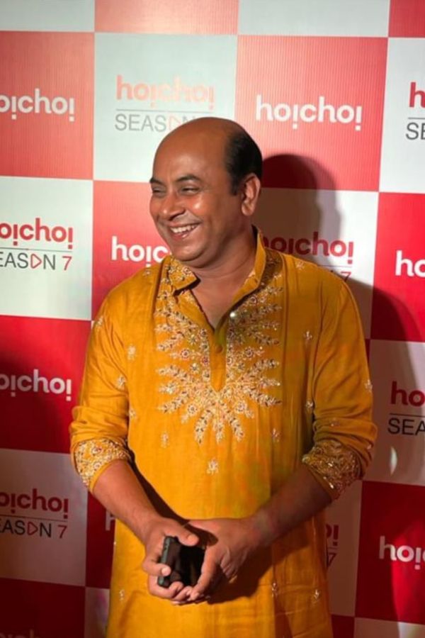 শহরের সবার প্রিয় ‘একেন বাবু’ অনির্বাণ চক্রবর্তী উপস্থিত ছিলেন এই দিন। পুরোদস্তুর বাঙালি বাবুর সাজে পাঞ্জাবি আর ধুতি পরে সেজেছিলেন তিনি। কারুকাজ করা হলুদ পাঞ্জাবির সঙ্গে সদাহাস্যময় মুখ, তাতেই কেল্লাফতে। 