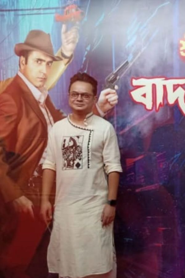 রাহুল বন্দ্যোপাধ্যায়ের জীবনে এই বছর অন্য রকম পুজোর সুর। তাই হাসিমুখে নকশাদার সাদা কালো পাঞ্জাবিতে দারুণ মানিয়েছিল তাঁকে। 