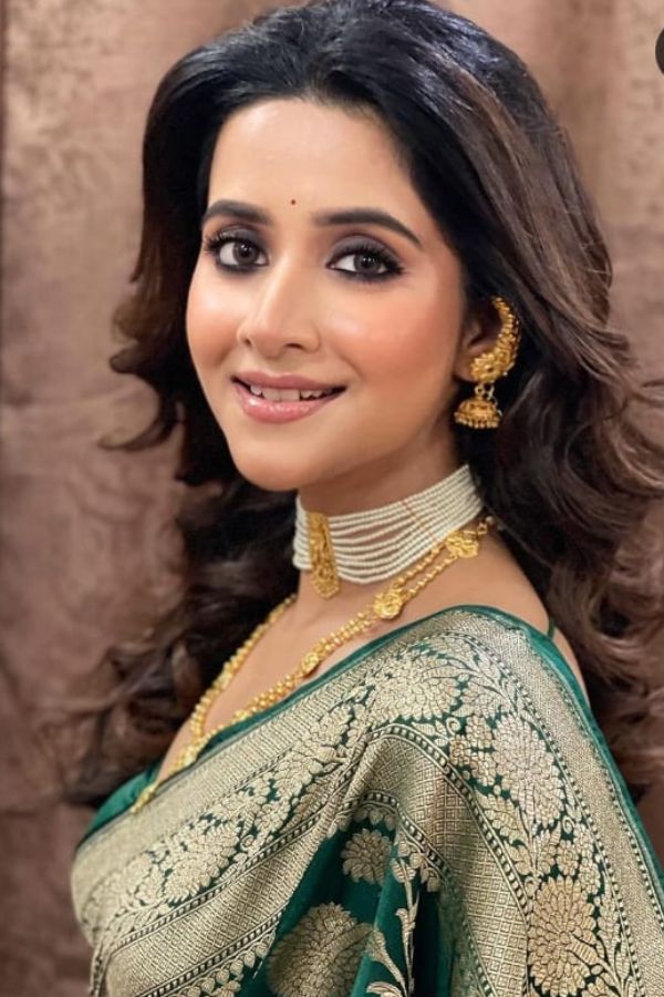 সচরাচর ভারী সাজে তাঁকে দেখা যায় না। সমাজ মাধ্যমেও আধুনিকা পশ্চিমি সাজেই বেশির ভাগ সময় দেখা মেলে তাঁর। সেই দেবচন্দ্রিমাকে এই দিন সন্ধেয় দেখা গেল বেশ অন্য অবতারে। ভারী জরির কাজ করা বেনারসির সঙ্গে হাতে কানে ও গলায় সোনালি গয়নার সঙ্গতে দারুণ মানিয়েছে তাঁর সাজ। 