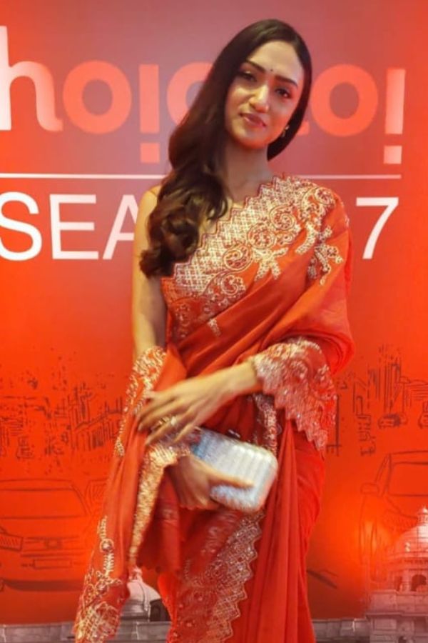 গায়ে লেপ্টে থাকা আগুন রঙা ভারী কারুকাজ করা পাড়ের শাড়িতে অভিনেত্রী শ্রুতি দাস অনন্যা। হাজার তারার আলোয় ভরা তাঁর হাজিরা। 