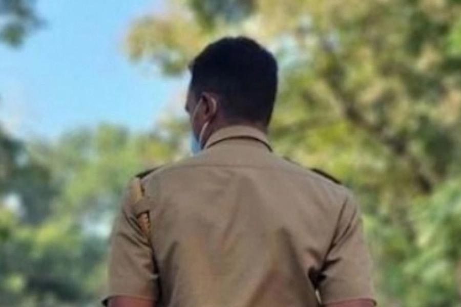 প্রায় রোজ দিন এমন ঘটনায় স্বাভাবিক ভাবেই আতঙ্কিত হয়ে পড়েছিলেন গ্রামবাসীরা। খবর দেওয়া হয় পুলিশে। শুরু হয় তদন্ত।