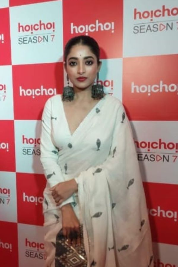 অভিনেত্রী ইশা সাহাও উপস্থিত ছিলেন এই দিন। ছক ভাঙা অভিনয় থেকে সাজ,  সব কিছুতেই তিনি সারা বছর চর্চার কেন্দ্রে থাকেন। সাদা শাড়ি ব্লাউজ ও অক্সিডাইজডের বড় দুলের সঙ্গে তাঁর সাজ ছিল সত্যি নজর কাড়া। 