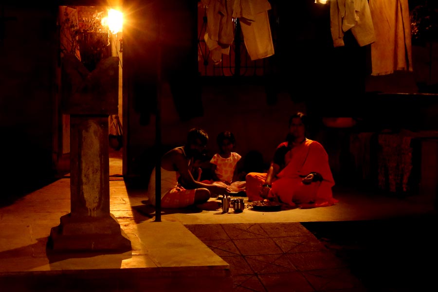 দু’মাস পর হঠাৎ আরও একটি শিশু উধাও হয়ে গেল। আবার শুরু হল সেই রহস্যমৃত্যুর পর্ব। আবার সেই থাবার চিহ্ন। ব্যাপারটা কী?