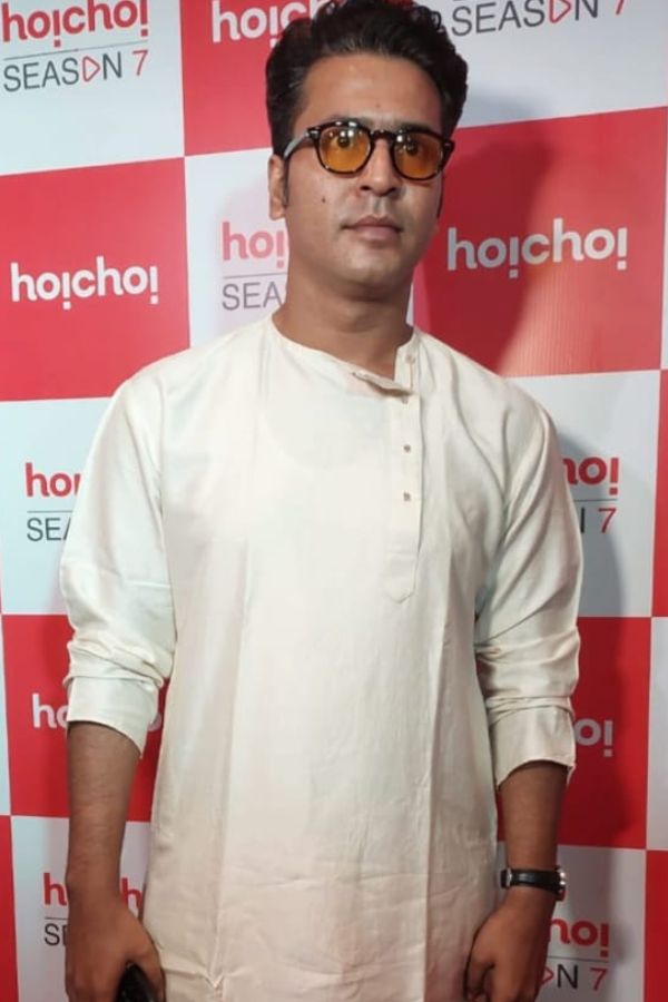 বাংলা অভিনয় জগতের আলোচনার মুখ্যে থাকা অনির্বাণ ভট্টাচার্য এই দিন পরেছিলেন ঘিয়ে পাঞ্জাবি ও পাজামা। তবে চোখের হলুদ রোদচশমাই ছিল আসল আকর্ষণ। 