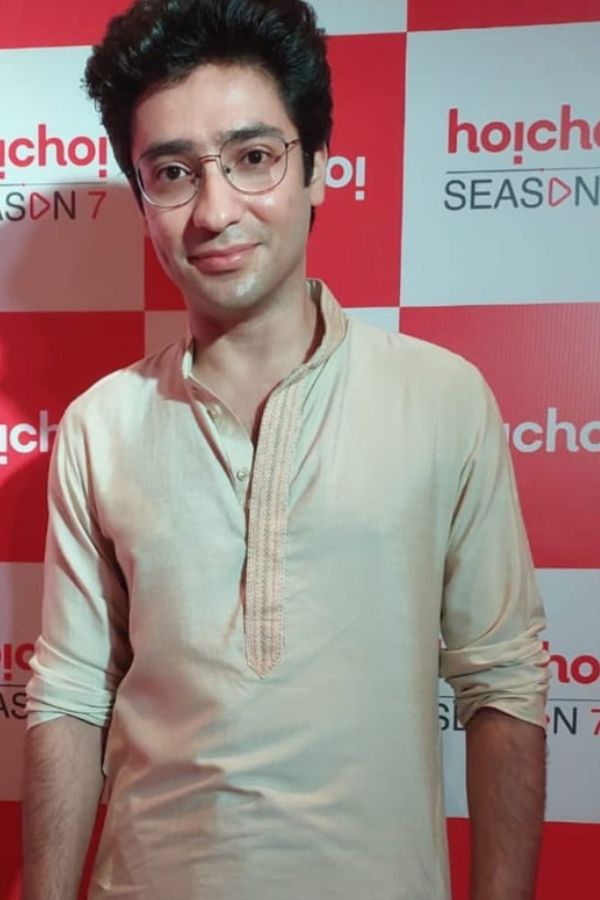 সদ্য বাবা হয়েছেন অভিনেতা গৌরব চক্রবর্তী। তবে এই আনন্দের সন্ধেয় টলিউডের অন্যান্য তারকার সঙ্গে সামিল হতে ভোলেননি। ছিমছাম পাঞ্জাবিতে বেশ দেখাচ্ছিল তাঁকে। 