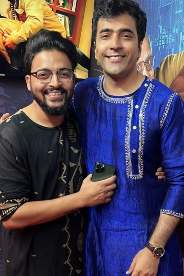 সাদা কালো পাঞ্জাবি আর সাদা ধুতির সাজে অভিনেতা সৌরভ দাসকে মানিয়েছিল দারুণ। সঙ্গে ছিলেন হৃদকম্পন বাড়ানো অভিনেতা আবীর চট্টোপাধ্যায়,  তিনি পরেছিলেন ঘন নীল পাঞ্জাবি আর সাদা পাজামা। পুরো বাঙালি আমেজে ভরপুর। 