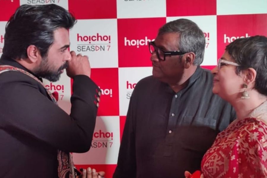 ভারত-বাংলাদেশের সেরাদের মিলন! ওপার বাংলার অভিনেতা আফরান নিশো হাজির ছিলেন কালো পাঞ্জাবির সাজে। কথোপকথনে ব্যস্ত ছিলেন এপার বাংলার অভিনেতা দম্পতি কৌশিক গঙ্গোপাধ্যায় এবং চুর্ণী গঙ্গোপাধ্যায়ের সঙ্গে। 