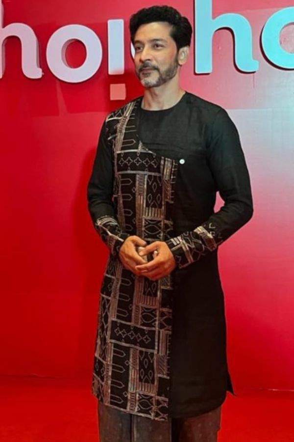 কালো পাঞ্জাবি ও ধূসর ধুতির সাজে সদ্য দেশের প্রেক্ষাগৃহে ঝড় তোলা অভিনেতা টোটা রায়চৌধুরীও উপস্থিত ছিলেন এই দিন। তাঁর ব্যক্তিত্বের সঙ্গে তাঁর সাবেকি বাঙালি সাজ মিলেমিশে তাক লাগিয়ে দিয়েছিলেন সবাইকে। 