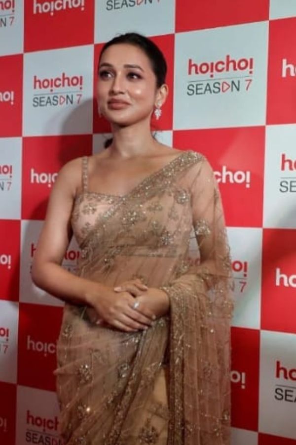 সোনালি রঙের স্বচ্ছ জর্জেটের ভারী কারুকাজ করা নকশাদার শাড়ি পরে উপস্থিত ছিলেন বাংলার ঝলমলে তারকা মিমি চক্রবর্তী। তাঁর মুক্তঝরা হাসিতে আরও চটকদার হয়ে উঠেছিল এই দিনের সন্ধে। 