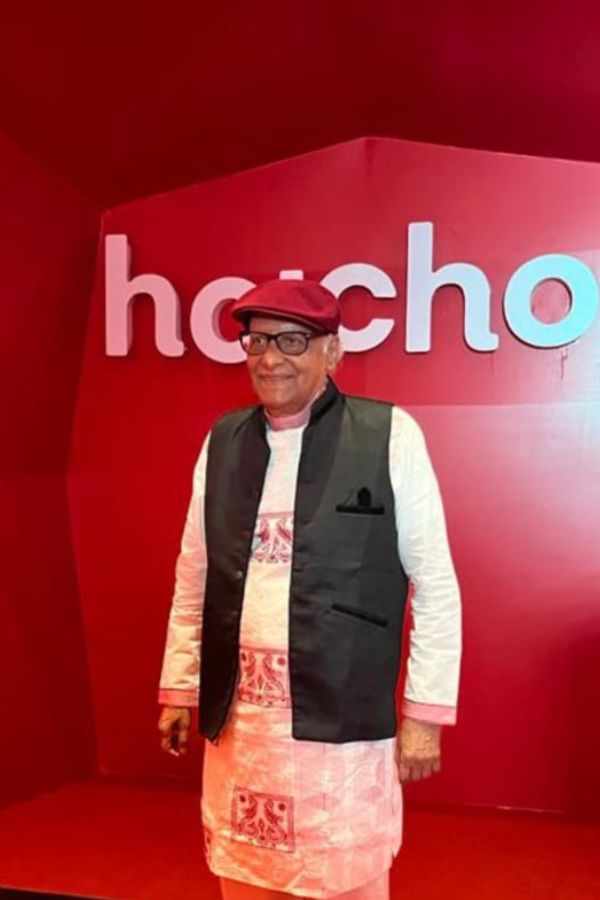 সাদা পাঞ্জাবি ও কালো কোটের সাজে হাজির ছিলেন অভিনেতা পরাণ বন্দ্যোপাধ্যায়। মাথায় লাল টুপি, তাঁর ঝোলা ভর্তি রসিক হাসি নিয়ে।