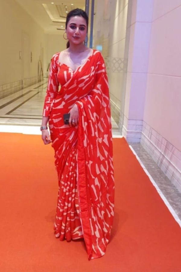 তাক লাগানো সাজে উষ্ণতা ছড়িয়েছেন অভিনেত্রী স্বস্তিকা দত্ত। পুরো হাতা একই রকমের ব্লাউজ ও শাড়িতে তাঁকে লাগছিল মোহময়ী। 