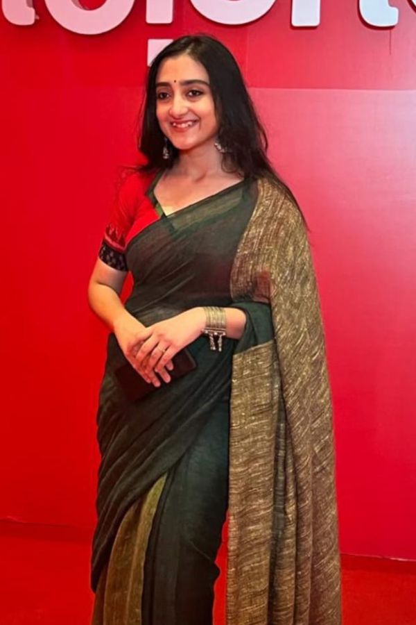 লাল ব্লাউজ ও কালো-ধূসরের মিশেলে শাড়িতে মিষ্টি লাগছিল সুরঙ্গনা বন্দ্যোপাধ্যায়কে। তাঁর উপস্থিতি আরও উজ্জ্বল ভাবে ধরা দিচ্ছিল তাঁর স্নিগ্ধ চোখের আলতো চাউনিতে।