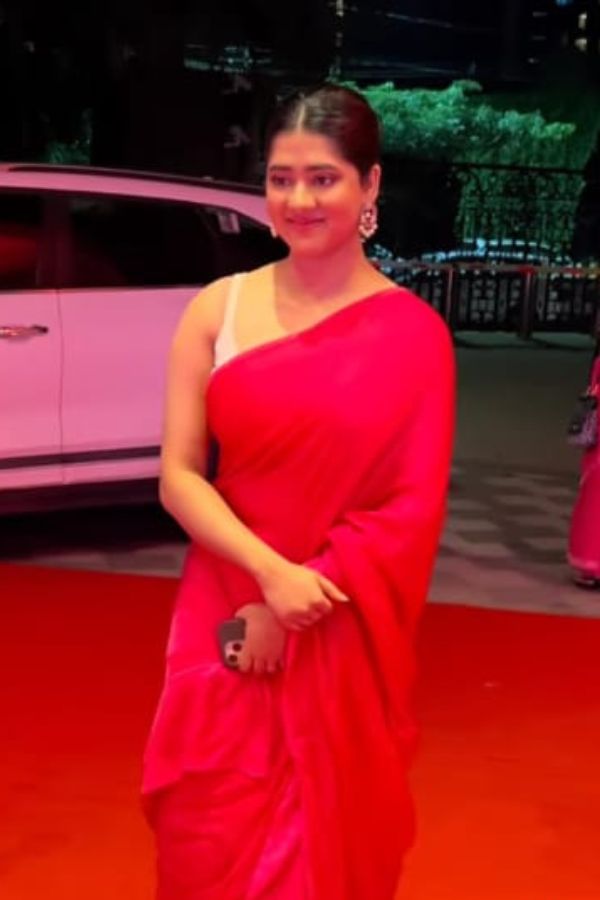 সবার প্রিয় ‘রানি রাসমণি’  দিতিপ্রিয়া রায় এসেছিলেন লাল শাড়ির সঙ্গে স্লিভলেস সাদা ব্লাউজ পরে। খোঁপায় ফুল দিয়ে সেজে ঝকঝকে তারকার আমেজে।