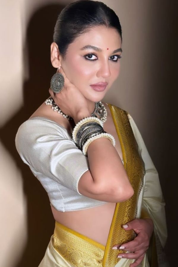 সাহসী হলুদ পাড়, সাদা শাড়ি ও সাদা ব্লাউজে আগুনঝরা রূপে ধরা দিয়েছিলেন দুই বাংলার জনপ্রিয় অভিনেত্রী জয়া এহসান। তাঁর চোখের কাজল-কালো ইশারায় মাত আপামর দর্শক।