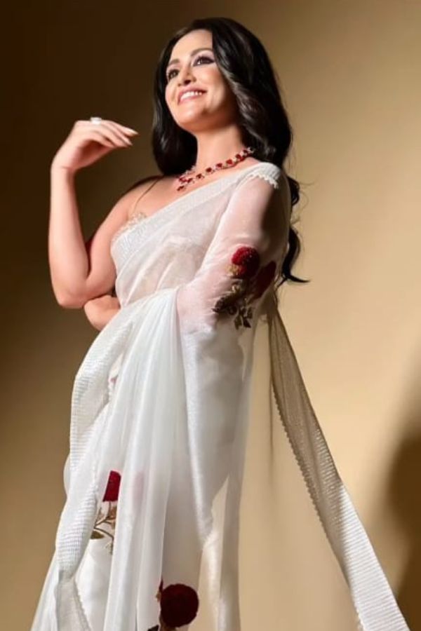 সাদা শাড়িতে লাল ফুলেল কাজ। খোলা চুলের প্রাণ মাতানো সাজে উপস্থিত ছিলেন প্রিয়ঙ্কা সরকার। সরু হাতার ব্লাউজে লাস্যের ছ’টা অভিভূত করেছে সব্বাইকে। এই প্রতিবেদনটি ‘আনন্দ উৎসব’ ফিচারের একটি অংশ।