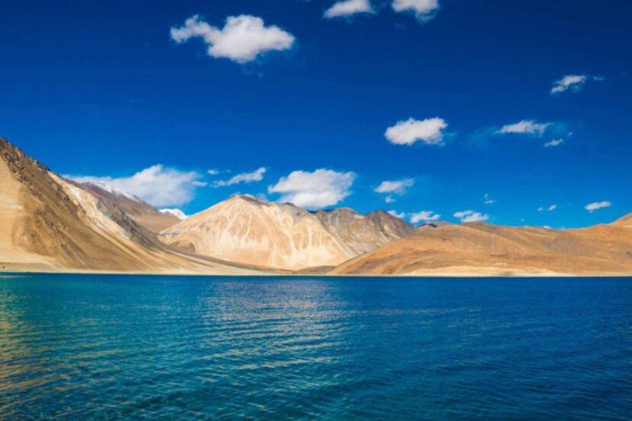 সেখানকার রুক্ষ-শুষ্ক পার্বত্য অঞ্চল, পাথুরে উপত্যকা, দুর্গম রাস্তার প্রতিটা মোড়ে মোড়ে রোমাঞ্চ। ভারতের এই স্থানে ঘুরতে যাওয়ার আগে জেনে নেওয়া জরুরি যে,  সেখানে ভ্রমণের সেরা সময় কখন?