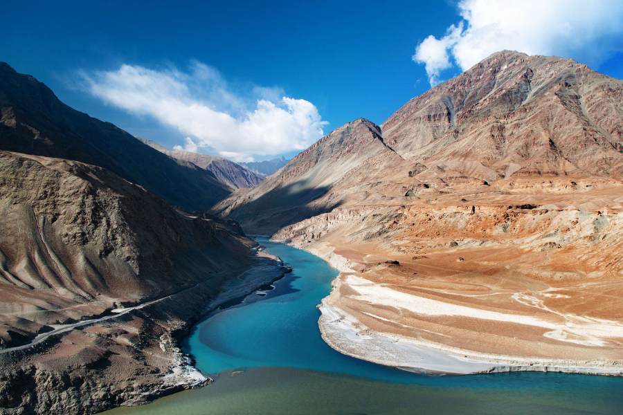 হিমালয়ের আবহাওয়া আগে থেকে বোঝা কঠিন। তবে সঠিক সময়ে লাদাখ বেড়াতে গেলে সহজেই এড়াতে পারবেন বিড়ম্বনা ও উপভোগ করতে পারবেন হিমালয়ের সৌন্দর্য। সাধারণত লাদাখে গরম থাকে এপ্রিল থেকে জুন মাস পর্যন্ত। 