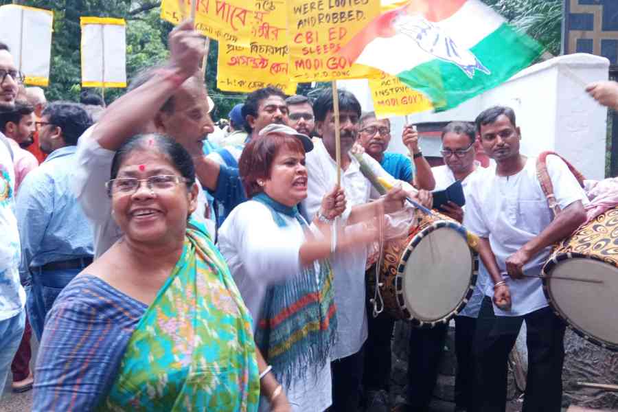 ইডি, সিবিআই নিয়ে ঢাক বাজিয়ে বিক্ষোভ।