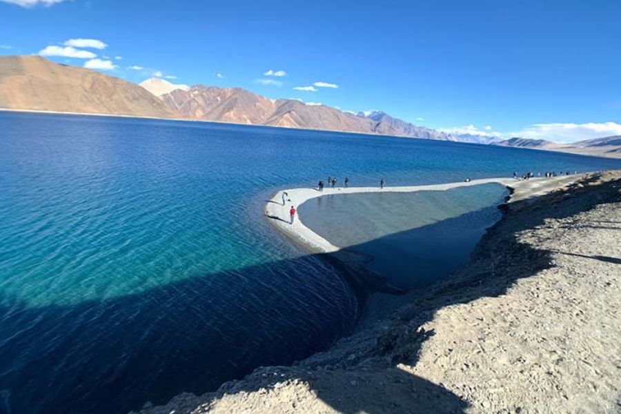 ঝকঝকে পরিষ্কার আকাশের দেখাও মিলতে পারে এক বৃষ্টির পরে। বাইক নিয়ে লাদাখ যাওয়া গেলেও, ভুলেও বর্ষাকালে যাবেন না। দুর্ঘটনা হতেই পারে। 