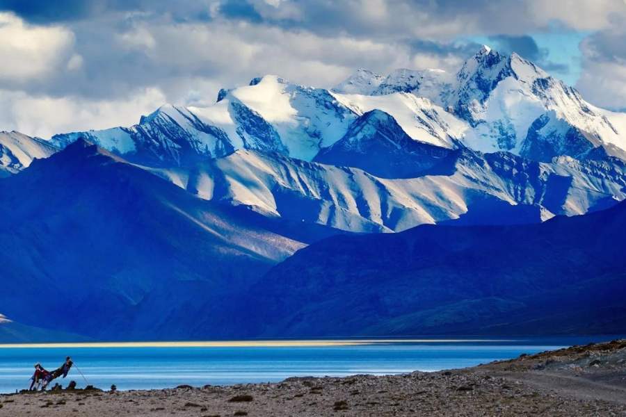 শীতেই বেশিরভাগ পর্যটক লাদাখ ভ্রমণে যান। অর্থাৎ এপ্রিল-অক্টোবর পর্যন্ত যে কোনও সময়েই আপনি লাদাখ যেতে পারেন।