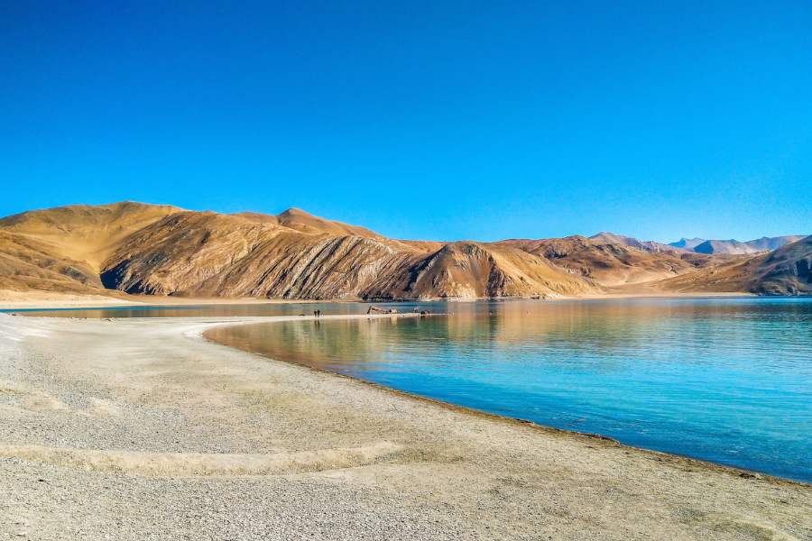 আর যদি বরফ লেক দেখতে চান তা হলেও লাদাখ যেতে হবে শীতকালে। এই প্রতিবেদনটি ‘আনন্দ উৎসব’ ফিচারের একটি অংশ।