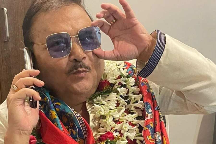  ওহ্‌ লাভলি! তিনি নেতা,  অভিনেতা, তিনি মদন মিত্র। রাজনীতি থেকে অভিনয় সব ময়দানেরই তারকা। তিনি চাঁদের মতো, বলয় যার নিয়ত সঙ্গী। কিছু দিন আগেই প্রকাশিত হয়েছে তাঁর অভিনীত সিনেমা ‘ওহ্‌ লাভলি’। 