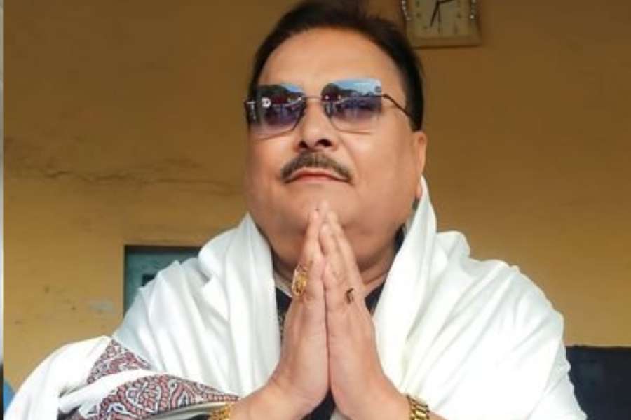 লিলুয়া সোশ্যাল ইনস্টিটিউট অফ ইয়ুথ ক্লাবের পুজোর এ বছরে মূল আকর্ষণ হলেন স্বয়ং মদন মিত্র। লিলুয়ার ভক্ত নগরের কাছেই এই পূজা মণ্ডপ। সেখানেই দেখতে পাওয়া যাবে মাতৃ আরাধনায় নিমগ্ন মদন মিত্রকে। 