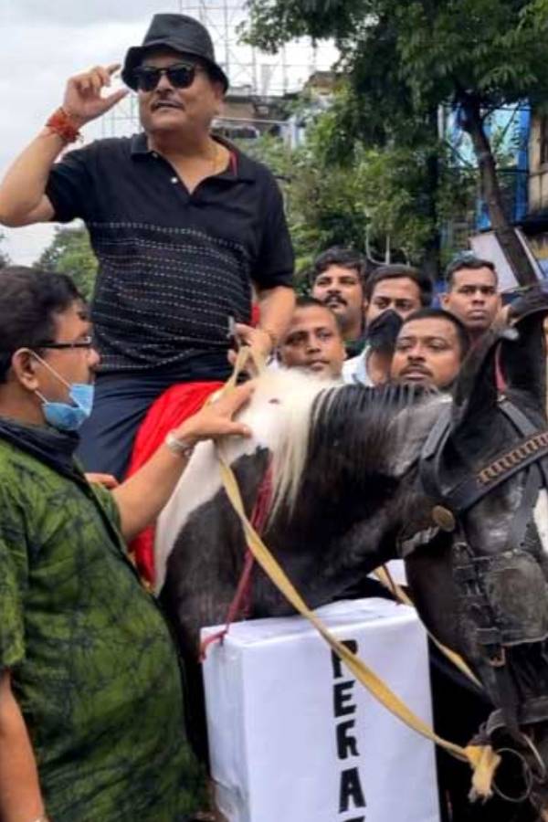 আগামী ১৬ অক্টোবর দ্বিতীয়ার দিনে জমিদার বেশে ঘোড়ার পিঠে চড়ে পুজো উদ্বোধন করতে আসবেন স্বয়ং মদন মিত্র। অষ্টমীতে সস্ত্রীক অঞ্জলি দেবেন এখানেই। অবশ্য খুটি পুজোর দিনেও তিনি উপস্থিত ছিলেন এখানে। 