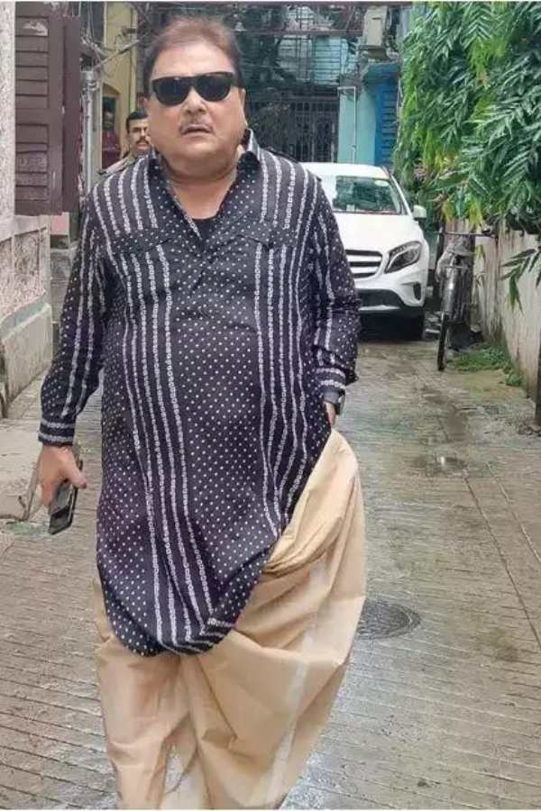 এ বারে মদন মিত্রর আদলে তৈরি হচ্ছে লিলুয়ার এক সর্বজনীন পুজোর মূর্তি। তবে মাতৃ মূর্তি নয়। চমক অন্য জায়গায়। 