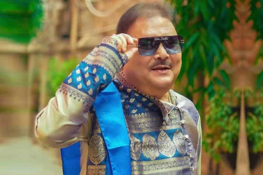 জমিদারি বেশে দেখা যাবে মদন মিত্রকে। মদন মিত্র যেন আসল জমিদার। সেই ভাবেই তৈরি করা হচ্ছে মূর্তি। এই পুজোকে রূপদানের দায়িত্ব নিয়েছেন শিল্পী মিন্টু পাল এবং দ্বীপান্বিতা বাগচী। 