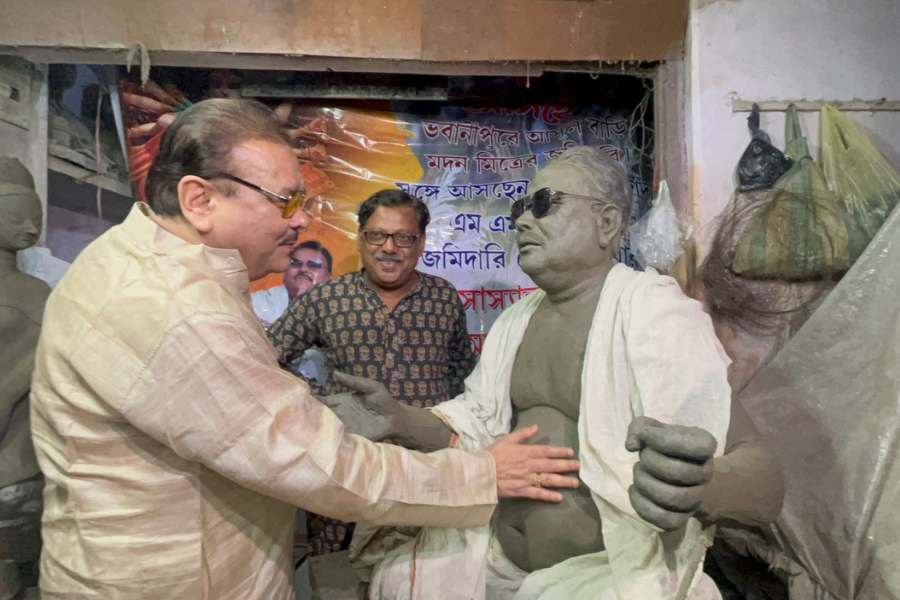 মণ্ডপ সজায় থাকছে পুরনো আমলের ঝাড়বাতি থেকে শুরু করে আরও অনেক কিছুই। আবহে থাকছে ‘কাহারবা নয়, দাদরা বাজাও / উল্টো পাল্টা মারছ চাঁটি।     