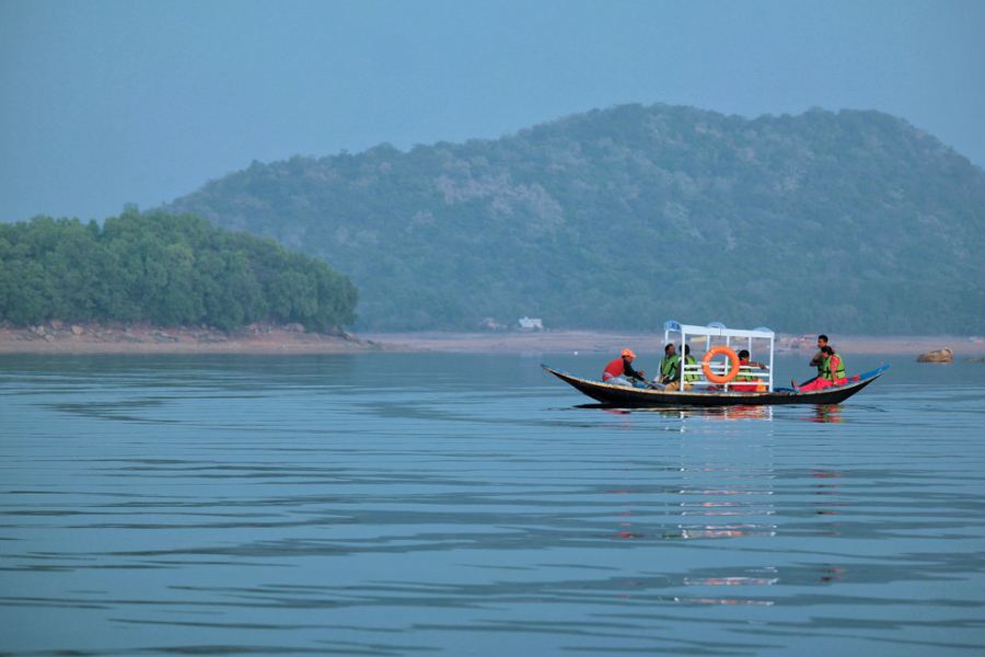 ঝিম ঝিমে বৃষ্টির সময় কিন্তু মাইথন অপরূপা! হাতে দু’দিন ছুটি পেলেও ঘুরে আসতে পারেন। ক’দিন ধরে বৃষ্টির যা বহর, তাতে মাইথন যাওয়ার আদর্শ সময় ঘনিয়ে উঠছে। হুট বলে ছুট লাগান। 
