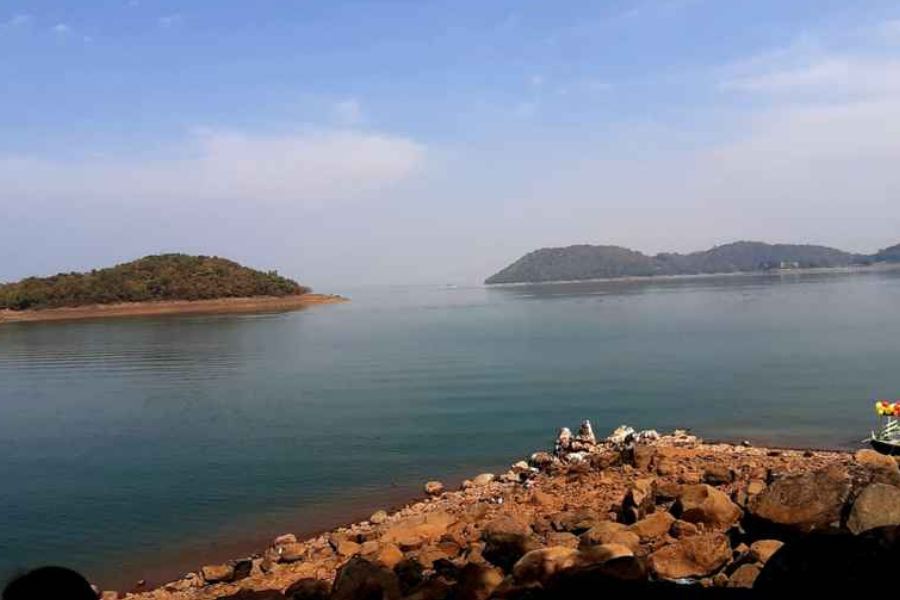 মাইথনে ওয়েস্ট বেঙ্গল ট্যুরিজমের ট্যুরিস্ট লজ আছে। টিলার উপর মন ভোলানো সে ঠাঁই। বিশেষত কটেজগুলি দুর্দান্ত। 