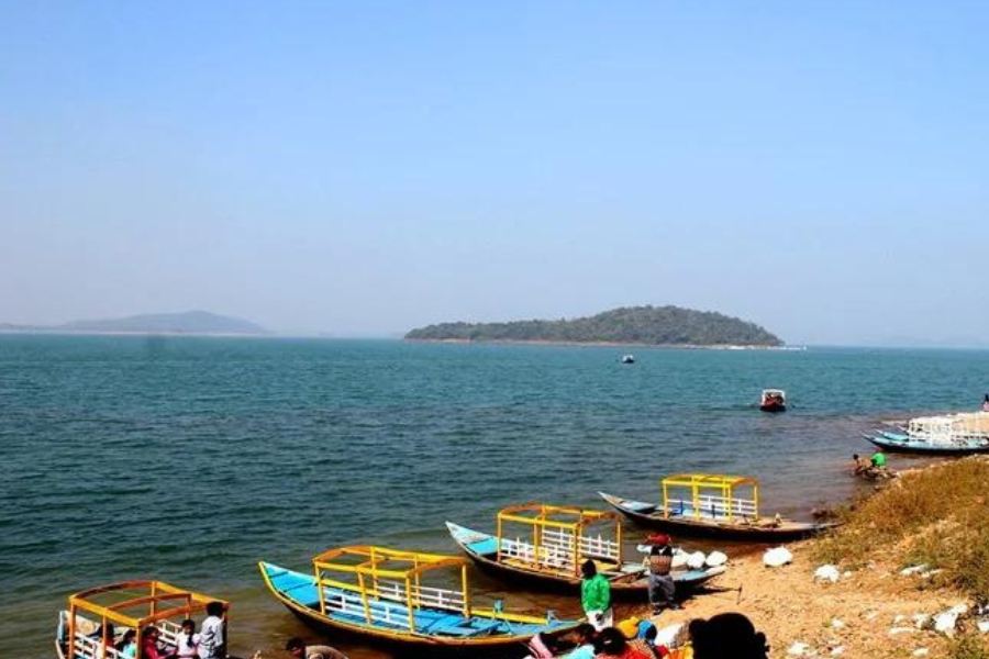 যেতে পারেন গাড়িতে। অথবা ট্রেনে। ট্রেনে গেলে ব্ল্যাক ডায়মন্ড এক্সপ্রেস। হাওড়া থেকে ঘন্টা চারেকের মামলা। 