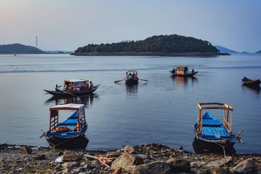 বরাকরে সকাল দশটায় ট্রেন থেকে নেমে একটা অটো নিয়ে ট্যুরিস্ট লজ-এ চলে যান সোজা।  ঘর থেকেই দেখছি আলসেমি করতে করতে দেখবেন, নৌকার দল বয়ে যাচ্ছে লেকের জলে। 