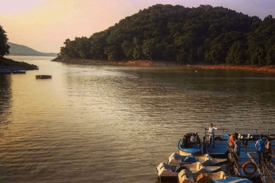 দুপুরের খাওয়ার ব্যাপারটা বলে দিয়েই একটু পায়ে হেঁটে দেখার জন্য বেরিয়েও পড়তে পারেন বাঁধের দিকে। মাইথন যাবেন, আর বোটে চড়বেন না, তাই কি হয়! হয় না তা! 