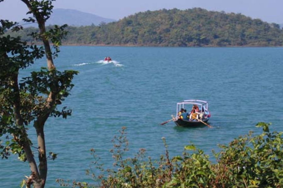 অত এব একটা বোট নিয়ে জলাধারের বিপুল জলরাশির মধ্যে ভেসে পড়ুন। যদি বৃষ্টি তেমন নাগাড়ে না থাকে। আর আকাশ ফাটা বৃষ্টি হলে, লজেই এলিয়ে দুলিয়ে থাকুন। তাতেও তোফা লাগবে।